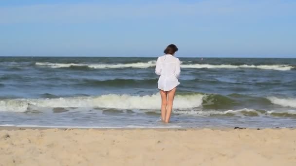 Mädchen am Strand zu Fuß am Meer — Stockvideo
