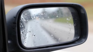 Islak araba yan ayna