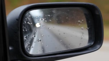 Araba yan ayna görünümü