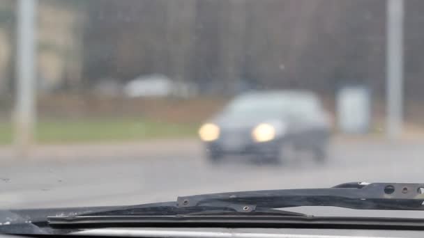 Автомобильные передние стеклоочистители — стоковое видео