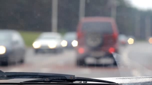 Conducir limpiaparabrisas delantero Vista del coche — Vídeo de stock