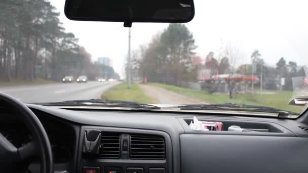 Vista a través de la ventana delantera del coche — Vídeo de stock