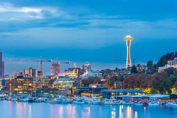 Vista panorâmica da paisagem urbana de Seattle à noite com reflexo na água . — Fotografia de Stock