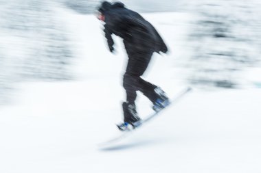 bir adam Kayak kar kurulu çok hızlı. bulanık resim.