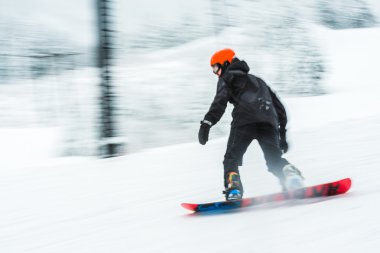 bir adam Kayak kar kurulu çok hızlı. bulanık resim.