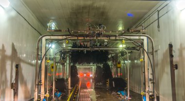 Otomatik oto yıkamadan geçen bir araba..