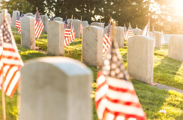Cementerio Nacional con una bandera el Día de los Caídos en Washington, EE.UU. . — Foto de Stock