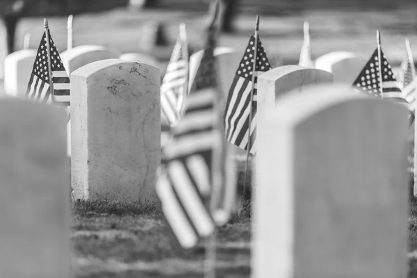 Cemitério Nacional com uma bandeira no dia Memorial em Washington, EUA . — Fotografia de Stock