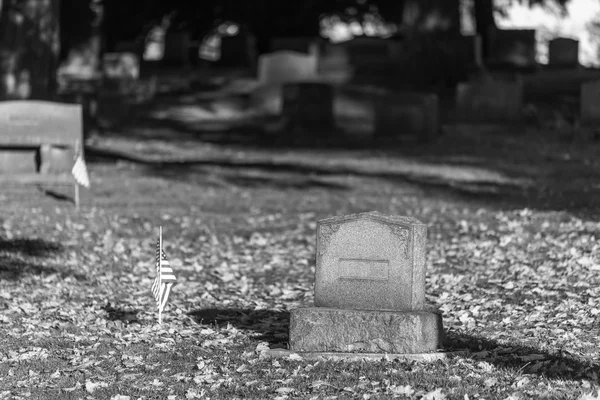 Cementerio Nacional con una bandera el Día de los Caídos en Washington, EE.UU. . —  Fotos de Stock