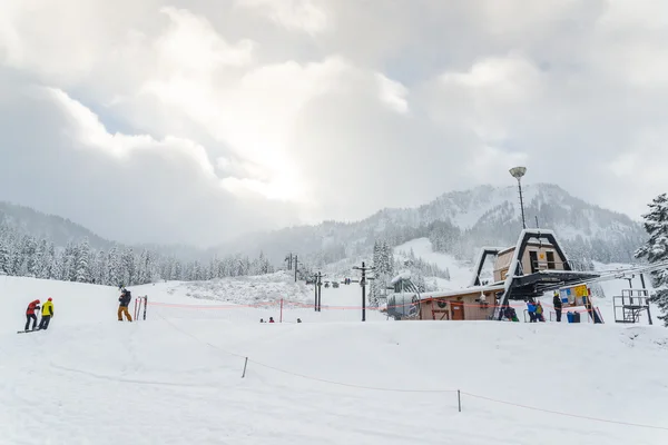 Küçük insanların doğal görünüm oyun kayak kar dağ. — Stok fotoğraf