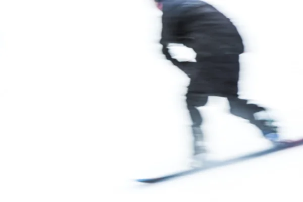 Muž lyžařská sněhu prkno velmi rychle. rozmazaný obraz. — Stock fotografie
