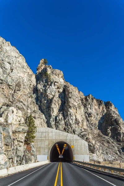 Scen av vägtunnel - berg Tunnel på solig dag med blå himmel bakgrund.. — Stockfoto