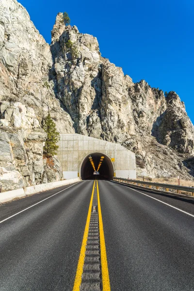 Escena del túnel de carretera - Túnel de montaña en día soleado con fondo de cielo azul . —  Fotos de Stock