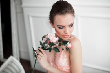 güzel bir genç kız iç çamaşırı portresi