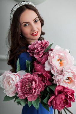 genç güzel kız iç stüdyo poz