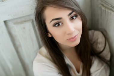 güzel kız beyaz studio poz