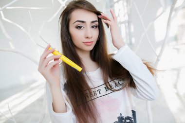 güzel kız beyaz studio poz