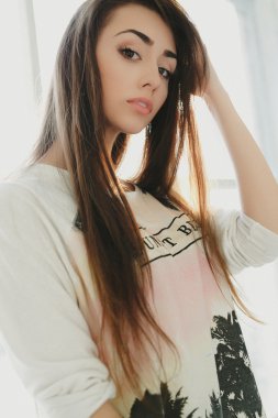 güzel kız beyaz studio poz