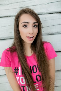 güzel kız beyaz studio poz