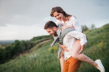 doğa üzerinde poz aşık genç Çift