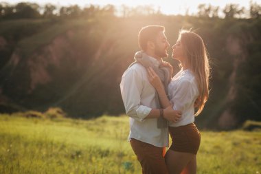 doğa üzerinde poz aşık genç Çift