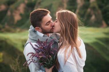 doğa üzerinde poz aşık genç Çift