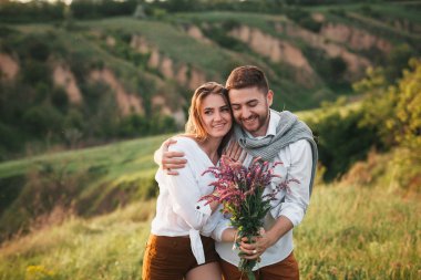 doğa üzerinde poz aşık genç Çift