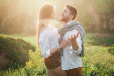 doğa üzerinde poz aşık genç Çift