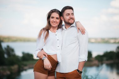 doğa üzerinde poz aşık genç Çift