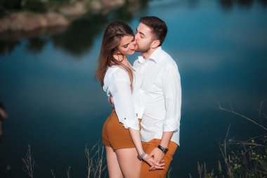 doğa üzerinde poz aşık genç Çift