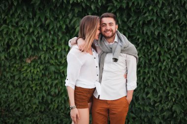 doğa üzerinde poz aşık genç Çift