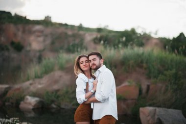 doğa üzerinde poz aşık genç Çift