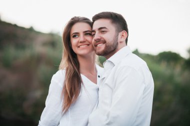 doğa üzerinde poz aşık genç Çift