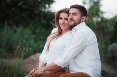 doğa üzerinde poz aşık genç Çift