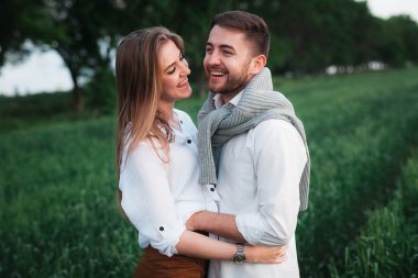 doğa üzerinde poz aşık genç Çift