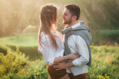 doğa üzerinde poz aşık genç Çift