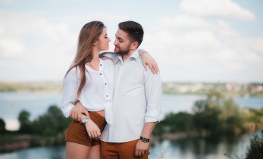 doğa üzerinde poz aşık genç Çift