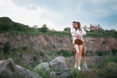 doğa üzerinde poz aşık genç Çift