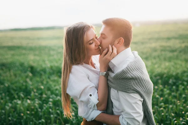 Jeune couple amoureux posant sur la nature — Photo