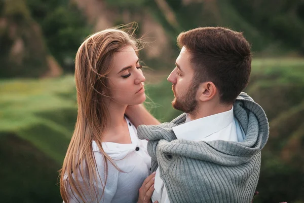 Jeune couple amoureux posant sur la nature — Photo