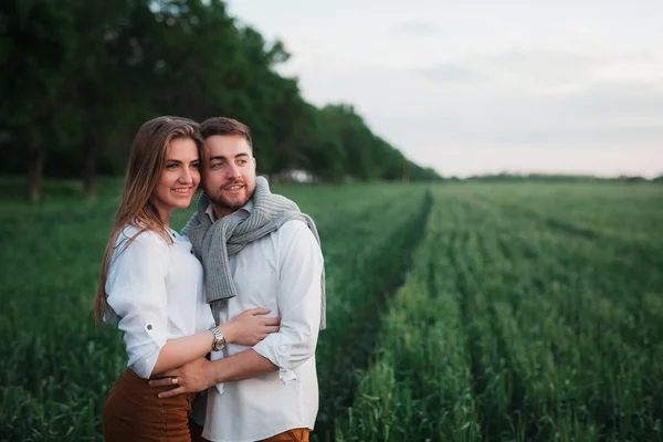 Jeune couple amoureux posant sur la nature — Photo