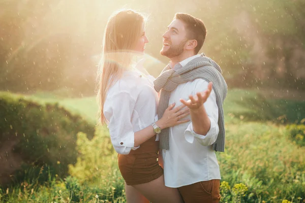 doğa üzerinde poz aşık genç Çift