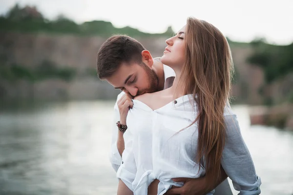 Jovem casal apaixonado posando na natureza — Fotografia de Stock