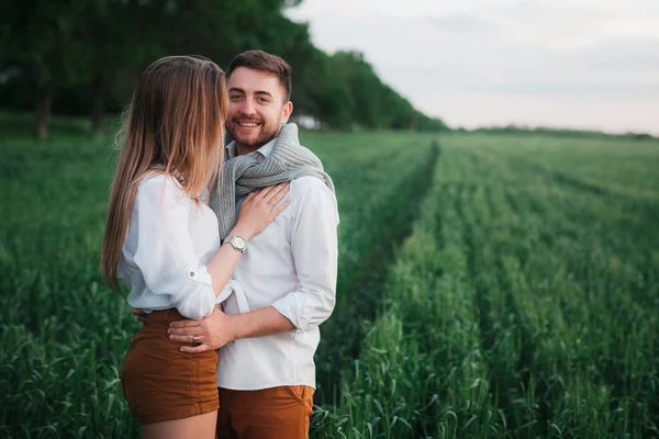 Jeune couple amoureux posant sur la nature — Photo