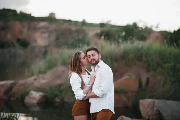 Jeune couple amoureux posant sur la nature — Photo