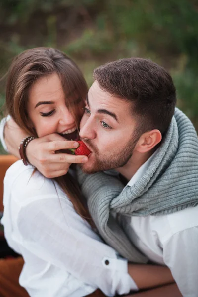 Joven pareja enamorada posando sobre la naturaleza —  Fotos de Stock