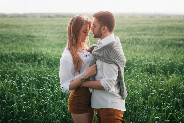 Ungt par i kärlek poserar på naturen — Stockfoto