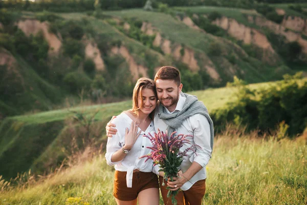 Jeune couple amoureux posant sur la nature — Photo