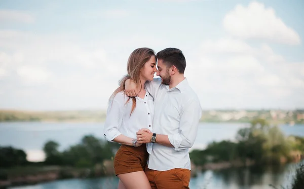 Jeune couple amoureux posant sur la nature — Photo