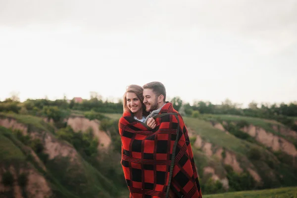 Jovem casal apaixonado posando na natureza — Fotografia de Stock